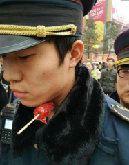城管执法 遭老太竹签刺喉