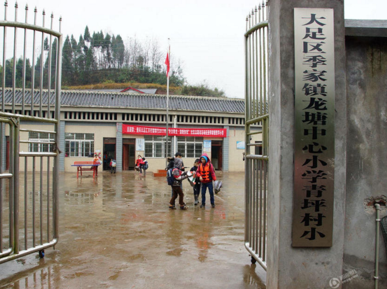 　　李从书任教的大足区季家镇龙塘中心小学青坪村小，位于响水滩库区深处。1978年，李从书成为民办代课教师，主动要求到青坪村小执教。两年后，学校的土墙房子倒塌了。他自筹资金6000元，以建家的名义建教室，其中5000元是借的。当时，李从书的工资不到20元，不得不卖掉家里所有的口粮，甚至是肥猪，穷得刚过春节也得四处借粮吃饭。5000元借款他整整还了10年。