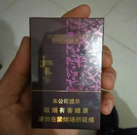 　　据了解，刘先生是在15日下午3点多到银行开的卡，回到家后他接到银行工作人员电话，“他说我的卡里边搞错了，有一笔巨大的金额，让我赶紧去银行办理一下。”刘先生当天下午6点再次到了银行，工作人员先给他递了一包烟，随后他按照工作人员提示将错打的12亿返还银行，走的时候工作人员又给了他一个200元的红包。