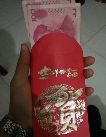 　　记者从银行处了解到，此事确实系银行工作人员失误造成，由于该工作人员新入职不久，对于流程不熟悉，所以造成了此次失误，事后刘先生也原谅了该工作人员。对此，刘先生表示，他没有想到将自己的遭遇发到网上后会引起如此大的关注，也对银行的柜员很愧疚，“没想到闹这么大 我也不想让他承受太大的委屈”。