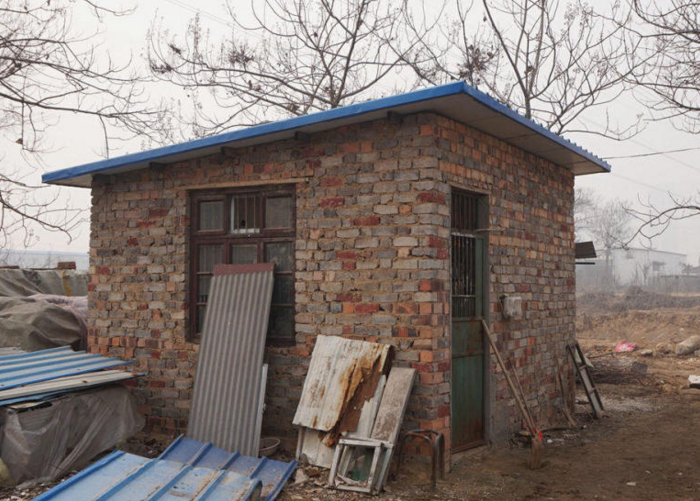 　　据喂饭妇女称，小屋床上锁着的是他31岁的儿子，叫王峰。说起为何要将儿子锁在床上，她满脸愁容的解释，他的儿子在患病之前，学习很好，回回考试在班上都是一二名，直到18岁，读高二那年，年末的一天突然不再言语，整天埋着头不与任何人说话，后来经医生检查说是精神上的病，先后在本地和外地多家医院求医治疗，但病情一直不见好转。可六年前开始，他突然开始打人，他爷爷奶奶以及家里人都被打伤过，就连邻居家也被他砸过多次，为了避免他再伤人，无奈之下只好用铁链忍痛将他锁在床上，这一锁就是六年。