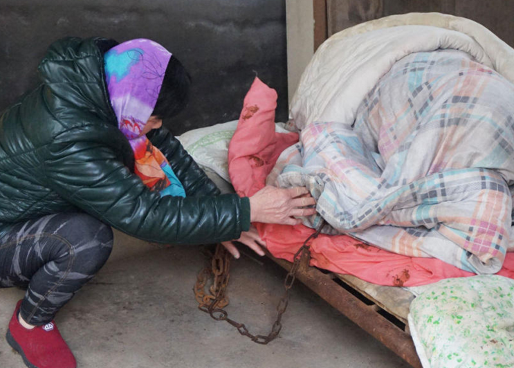 　　两年前他们曾经居住的村庄拆迁，由于孩子的原因，实在不好租来房子，因怕他伤到人，无奈只好在空地里盖了一间小砖房，把他安置在里面。据患者的母亲称，她今年也60岁了，孩子的父亲两年前也去世了，她做梦都盼望着儿子的病能好起来，可儿子的病怎么用药也不见好，眼看着自己一天天变老，她真希望能治好儿子的病。