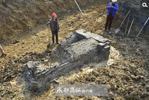 　　近日，成都成华区二仙桥公园的施工正在紧锣密鼓进行，一块深灰色砖头的出土，让施工人员赶紧停下了挖掘机，施工人员赶紧拨打了成华区文化广电新闻旅游体育局（下称文旅体局）电话。随后，成华区文旅体局联合成都市文物考古队对现场进行发掘，一座宋代砖室墓渐渐露出泥土，墓门口，一尊高达0.8米的武士俑依然镇守墓门，墓室内散落的二十多枚钱币依然保存完好，从上面可以清晰辨认出“崇宁通宝”等字样。据成华区文旅体局文物科负责人介绍，虽然周边只发现了这一座宋墓，但对于研究成都宋代经济、文化提供了重要资料。