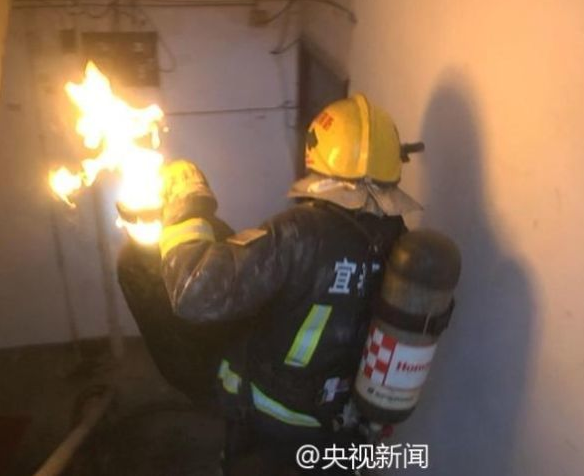 　　当地消防官兵接警后，携带破拆工具火速赶往。