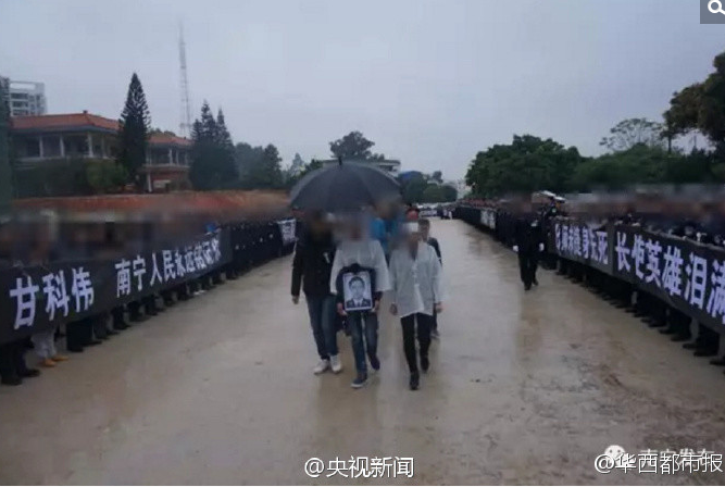 　　缉毒英雄甘科伟离世，年仅37岁。为跟案子，为弄清线索，他三次拒绝休息，突发脑溢血去世。18日，广西南宁，甘科伟的追悼会举办。同事们出席了他的追悼会。