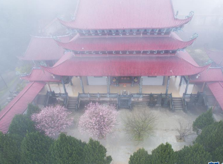 　　云雾环绕。