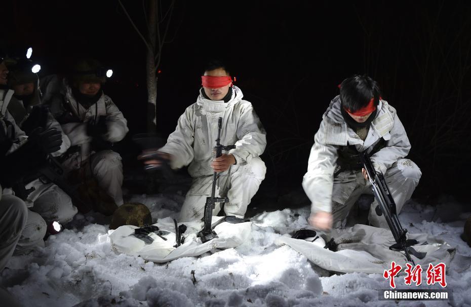 2017年1月14日夜，地表温度降至零下36度的林海雪原深处，陆军第16集团军某特战旅特战连班长卢雪礼与该旅女子特战排副班长郭秀娟举行雪夜射击科目比拼，最终战成平手。图为蒙眼分解结合枪支。