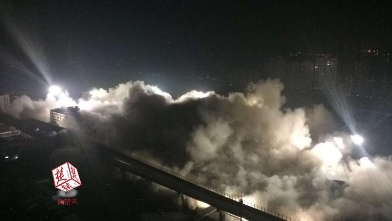 12万个钻炮口串联5吨炸药。此次爆破的19栋楼位于江岸区头道街至二七路之间，楼高7到12层，总建筑面积15万平方米，楼房紧邻解放大道和轻轨一号线，四周还有多个小区、学校、人行天桥，地下埋有高压电缆、自来水、天然气等市政管网。
