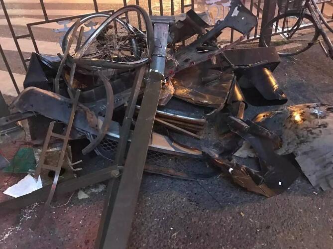 事故发生在昨晚10点多的中山北路文晖路口。钱江晚报记者赶到现场时，受损车辆均已经被拉走，但是现场狼藉惨状，依然能感受当时撞击有多厉害。在现场，靠近中山北路和文晖路交叉口西南侧一角，堆放着还没处理的碎片，里面有变形的自行车，被撞断的护栏铁柱，车子上的各种配件。
