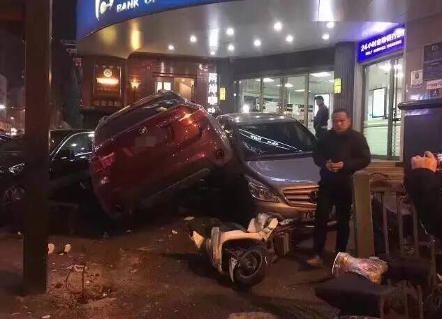 “当时听到哐的一声巨响，不知道楼下发生了什么。”昨天晚上，就在西南角楼上上班的一个小伙子，发现楼下一片惨状后也惊呆了。当得知是发生了车祸，他摇着头说，能撞成这样，这该有多厉害。事发后，很多人都拍了现场照片。