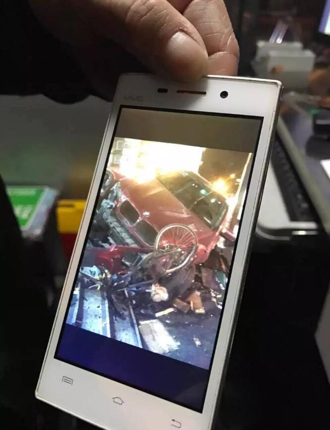 据附近一位保安说，肇事的就是红色X6宝马。当时，这辆车由南往北行驶至文晖路口准备左转弯(或调头)，它的前面还有一辆车。可能是因为擦碰到前面车子后，紧张了，把油门当刹车了，冲上了西南角，又撞上了停在西南角的三辆车。“其中那辆黑色奔驰，我还认识的，是楼上一位大老板的。”