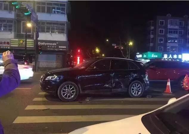 昨天晚上，钱江晚报记者向交警部门核实，对方表示，在10点左右确实发生了一起多车事故，不过只是造成了车损，人员均无大碍。到底是不是因为肇事司机把油门当成了刹车，或是有没有涉及酒驾，交警部门表示具体原因还需要进一步调查。