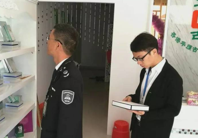 　　做一个纹眉，应该算是比较简单的项目，怎么会搞成这样子呢？对此，美容店的负责人侯女士就表示，他们纹眉使用的材料是没问题的，可能是林女士出现了过敏反应。