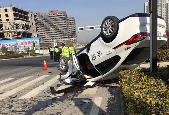 　　1月21日晚，江苏省盐城东台警方微信公众号发布了一则警方通报，称2017年1月21日9时许，东台市公安局交警大队开发区中队30岁警察丁玮驾驶制式警车，带领辅警沿城东新区东进大道执勤，途中遭遇交通事故，丁玮经抢救无效不幸因公殉职。目前，事故调查、善后处理等工作正在进行中。