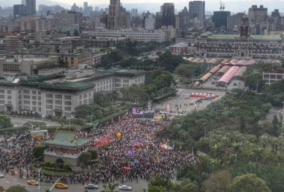 　　年金改革不过是民进党当局诸多引发不满的政策之一。8个月以来，“一例一休”、同性结婚等议题，都引起岛内强烈批评，被舆论批评为单向思考、只瞻前不顾后所形成的政策。图为抗议现场。