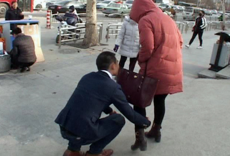 　　“俺们年轻人这点苦都吃不了，以后能干啥啊！”擦鞋小伙称，“我也有个小目标，希望以后能在郑州买房，买车，不说有多大成就，至少能让自己的爸妈过好......”。