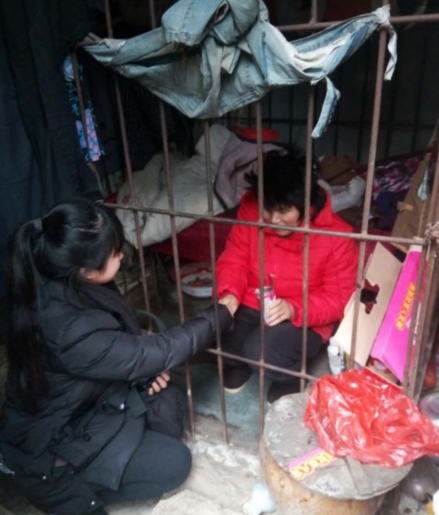 　　记者联系上了网友“小菌yu”，他说，自己是姓吴，是一名18岁的高中生，在附近上学，偶然听说有女人被关在铁笼之中，铁笼只有4平米大小，放了一张床，周围用柴禾围起来，一面挂上了布帘子。对这样的场景，他亲眼目睹后，和朋友一起买了些衣服、鞋子及食品等给女人送去，希望有人能够关注一下这个苦命的女人。