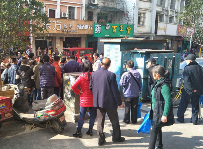　　女环卫工根据有关规定，要求正在施工店面男老板立即恢复原貌，以便行人通行畅通，引起店面男老板不满，没有按规定处理建筑垃圾。突然间，店面男老板一记拳头就打在了女环卫工脸上，众多路人看到后，纷纷来围观并指责这种不良行为，要求相关部门严惩打人者。