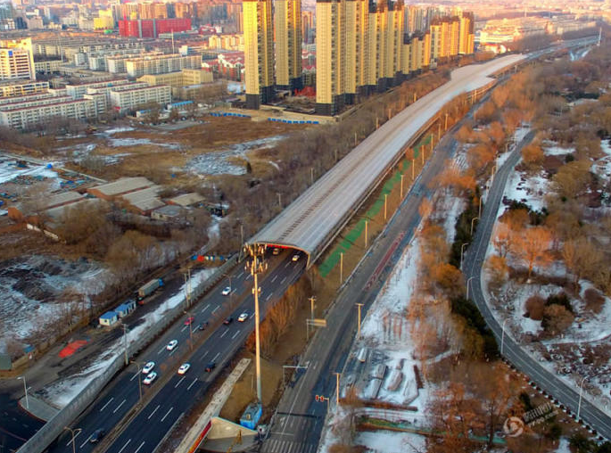 　　2017年2月5日，沈阳南二环千米全封闭式降噪“路罩”竣工投入使用，引起市民强烈好奇。据了解，该降噪“路罩”为东北首个，全长近千米，横跨26.5米，高5-8米。