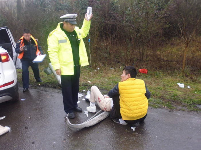 　　面对这一紧急险情，巫益民当即上前，就自己用的手高举起充当一根“输液杆”。 在等待下一辆救护车到来期间，他一边高举着生理盐水和营养液，一边还要维护着现场秩序。