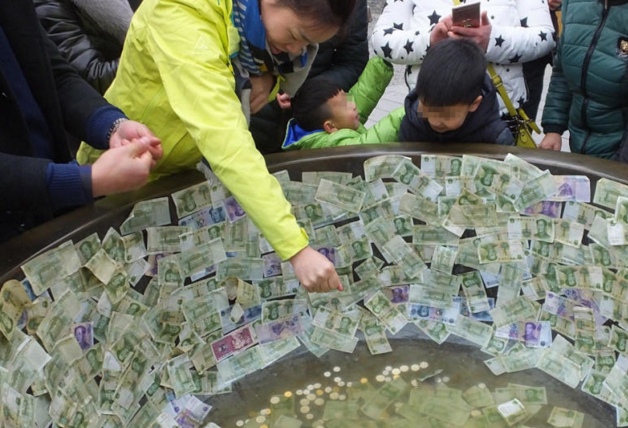 　　密密麻麻、层层叠叠的钞票甚是壮观。