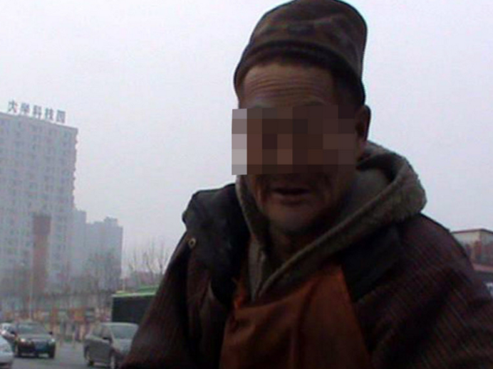 　　据知情者称，在这里喂猪的是一名70多岁的老人，无儿无女，自打年轻时候就在附近养猪，几十年来一直在铁路附近的过道中养猪为生，如今少说也有50多年了。