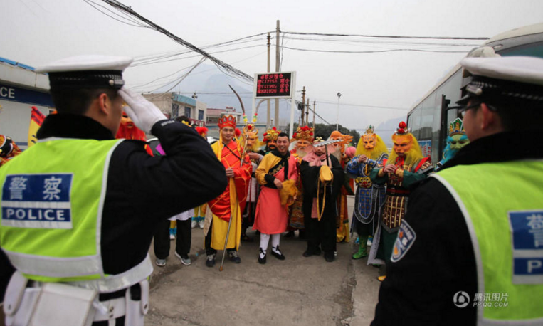 　　据了解，他们都是来自济源五龙口庙会的演员，正要下乡去演西游记，没想到刚出门上路就被交警拿住。经过认真询问和登记后，交警将他们放行，这些“神仙”和“妖怪”们还拱手向交警问候和拜年，交警也礼貌的给他们回礼。