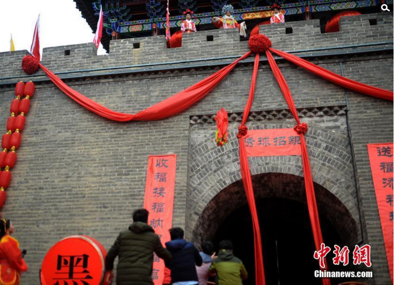 　　城门抛绣球引争抢。