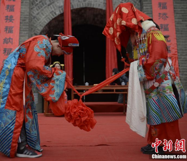 　　“新郎”与“新娘”对拜。