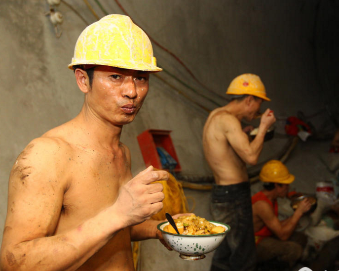 　　每顿饭大约5元的价格。