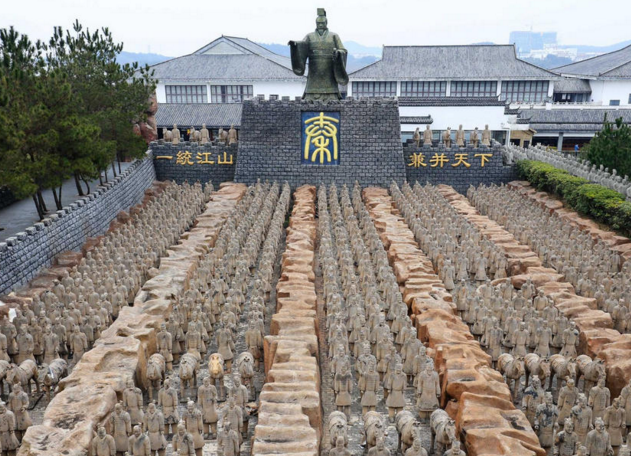 　　2月8日，安徽安庆市太湖县一景区内，中国最大山寨“兵马俑”群整齐划一，上千个“兵马俑”场面震撼，完全可以以假乱真。一个个俑兵身着盔甲，神态各异，巨大的秦始皇像右手微抬，准备指点山河，兼并天下。