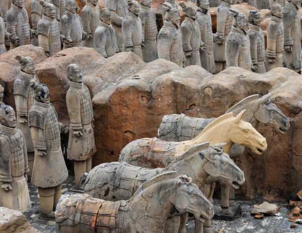 　　据导游介绍，该“兵马俑”群完全按照西安临潼兵马俑一号坑原比例复制而成。