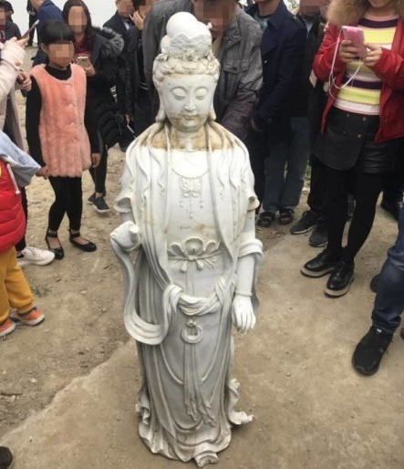 　　这尊白色的观音像全身完好无缺，不少村民都认为观音显灵。