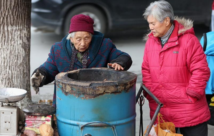 　　现在，刘奶奶每天会准备30斤生红薯，“一斤生红薯烤熟了有6两，熟红薯5元一斤，摆摊一天能卖80到100元，除去成本，每天大概能挣20元。”图为刘奶奶展示自己手腕的一处烫伤痕迹。