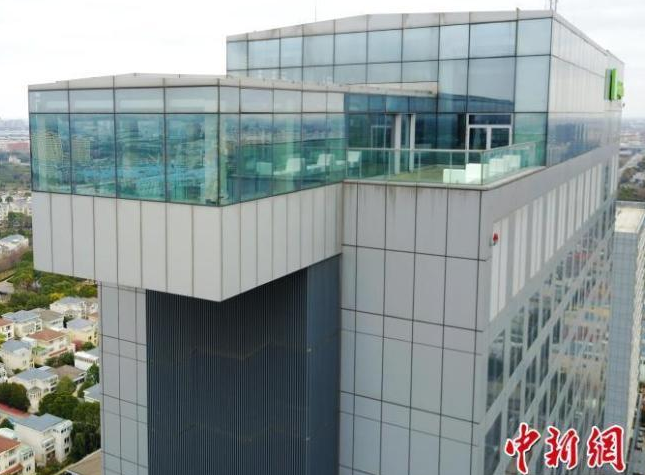 　　上海浦东一酒店的“悬空泳池”。泳池长30米，宽8米，深度为1.5米的，建在24楼，泳池部分伸出大楼主体，形成一个“悬空”的效果。