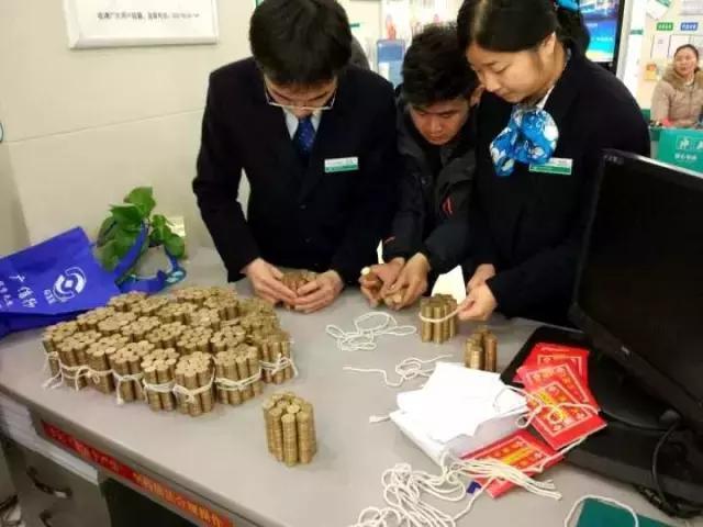 2月8日上午10点，云阳某银行大厅围满了客户。大堂经理胡晓在分流客户时发现一名年轻小伙子吃力地提着三个编织袋出现在营业大厅，经过仔细询问才知道，3个编织袋里装的是满满当当的硬币，而且面额全是5角的。当时正值业务高峰期。考虑到柜面业务压力太大，大堂经理按照支行“春天行动”业务旺季突发情况预案的相关要求，向营业部主任进行了汇报。营业部主任许海涛获悉情况后，立即调配4名员工前来为客户清点硬币进行兑换。