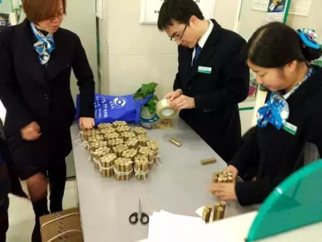 经过4名工作人员半个多小时的清点，客户袁先生如愿以偿地拿到了由15650枚5角硬币兑换的7825元现金。袁先生感动地说：“本来只是想来碰一碰运气，没想到银行工作人员的服务态度这么好，这么快就解决了困扰我一个春节的难题！” 握着兑换到的纸币，陈先生激动不已，向工作人员连声道谢。