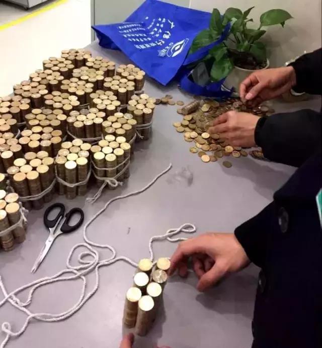 原来，小伙子姓陈，在成都工作，单位年底发工资，竟然发给他3袋5毛的硬币，望着着金灿灿的硬币，他很无奈。他拎着硬币四处打听，当地银行估算后愿意兑换给他3000多元。他算了一下，自己的工资肯定不止这点钱，觉得不划算。他又到超市兑换，可是数额实在太大，超市也没有接受，最后他硬是把这100多斤硬币扛回云阳。