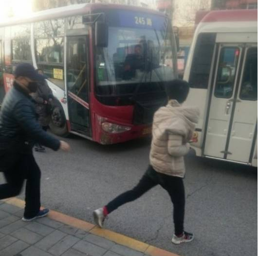 据称涉事小偷有备而来，“特地掏出口罩戴上，才下车打人”。