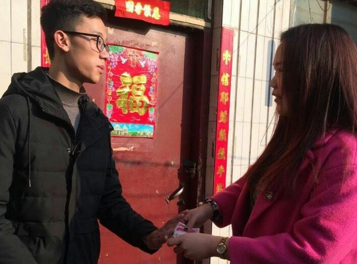 　　2月12日下午，薛先生委托女儿给楚女士和陈奕帆送来一万元现金，表示要资助陈奕帆的学业。对这一万元，楚女士和陈奕帆坚决不要，陈奕帆说：“本来就是我做错，到现在我心里还非常内疚，不让我赔偿我已经很感谢了，怎么好意思再要这钱呢？”最终在当地宣传部工作人员、交警大队民警的共同劝说下，楚女士才收下了这笔饱含情义的“助学金”。